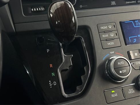 Used 2018 Toyota Sienna Limited Premium image 49