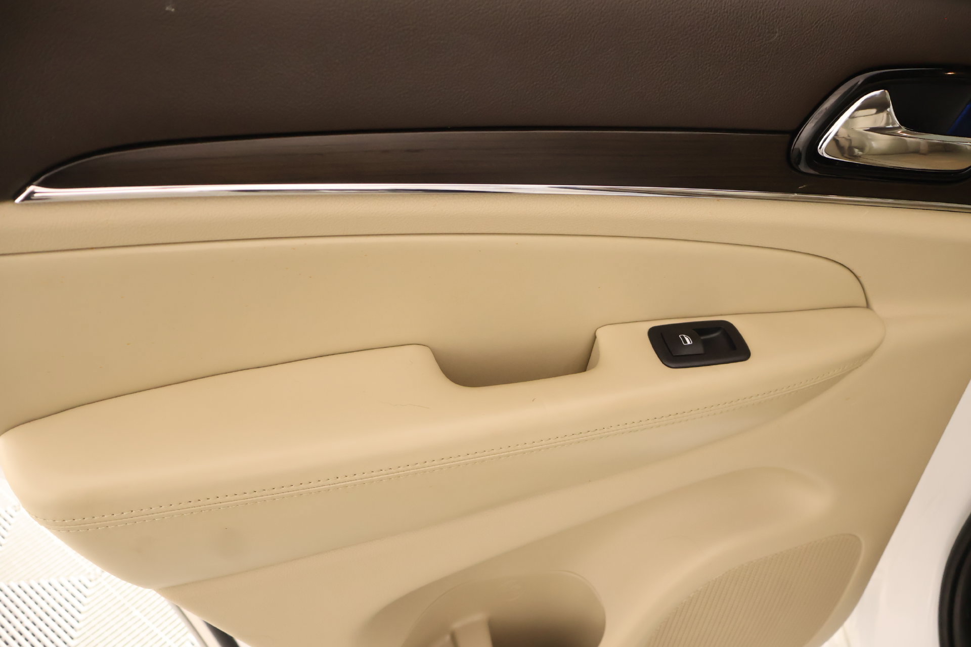 Used 2019 Jeep Grand Cherokee Overland AWD/4WD image 18