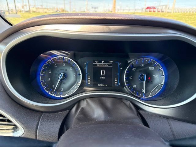 Used 2017 Chrysler Pacifica Touring-L w/ Tire & Wheel Group FWD image 8