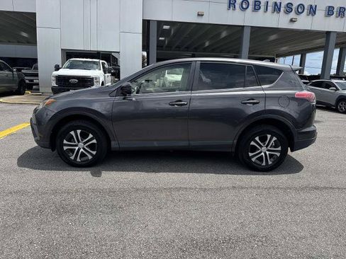 Used 2018 Toyota RAV4 LE FWD image 8