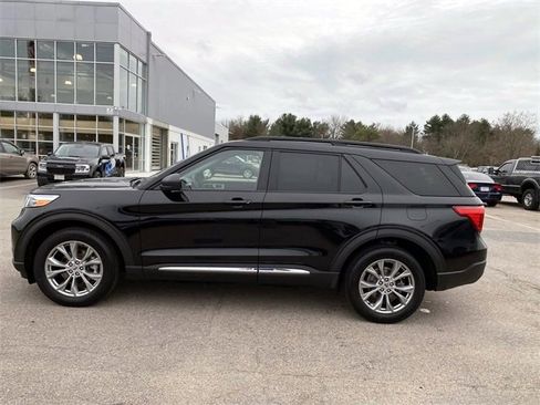 Used 2023 Ford Explorer XLT w/ Equipment Group 202A image 9