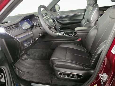 Used 2023 Jeep Grand Cherokee Overland w/ Luxury Tech Group IV AWD/4WD image 17