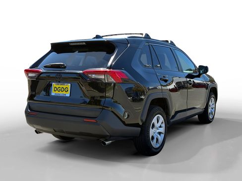 Used 2019 Toyota RAV4 LE FWD image 5