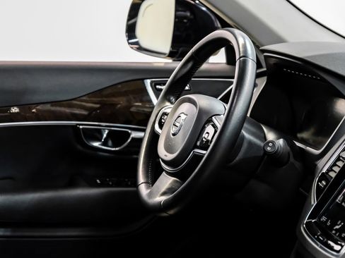 Used 2017 Volvo XC90 T6 Momentum w/ Vision Package image 16