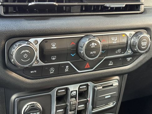 New 2025 Jeep Gladiator Willys image 18