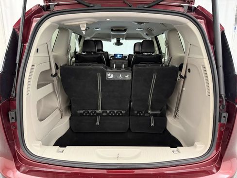 Used 2017 Chrysler Pacifica Touring-L FWD image 28