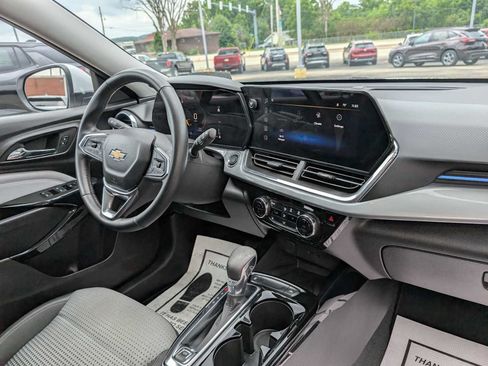 Used 2024 Chevrolet Trax LT w/ Sunroof Package FWD image 42