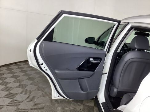 Used 2018 Kia Niro EX image 12