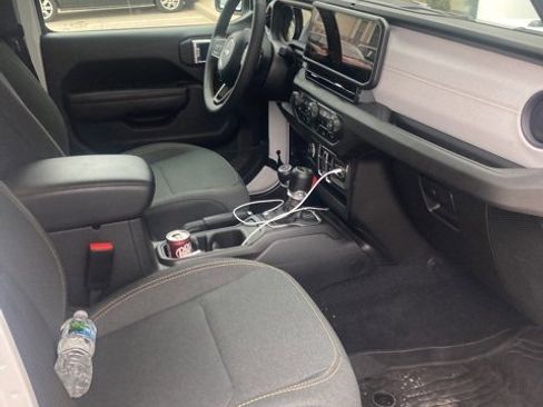 Used 2025 Jeep Gladiator Sport image 3