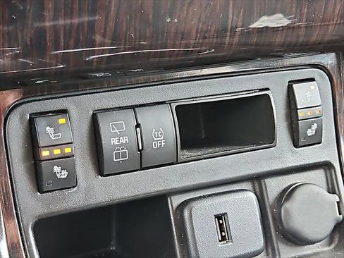 Used 2017 Chevrolet Traverse LT w/ Style and Technology Package FWD image 19