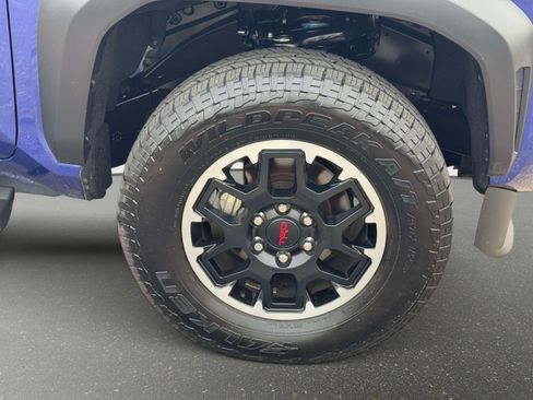 Certified 2025 Toyota Tacoma TRD Off-Road AWD/4WD image 8