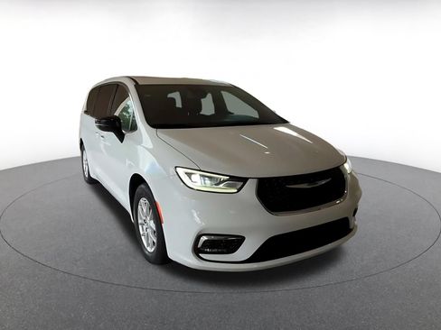 Used 2025 Chrysler Pacifica Select FWD image 3
