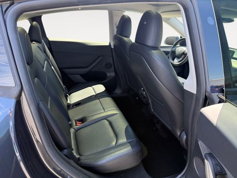 Used 2025 Tesla Model Y Long Range AWD/4WD image 18