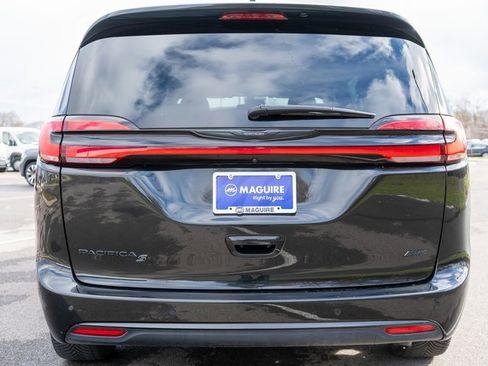 Used 2023 Chrysler Pacifica Touring-L w/ S Appearance Package image 7