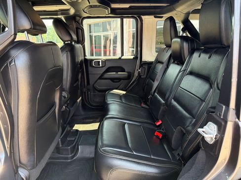Used 2019 Jeep Wrangler Unlimited Sahara w/ Quick Order Package 24M Moab AWD/4WD image 17