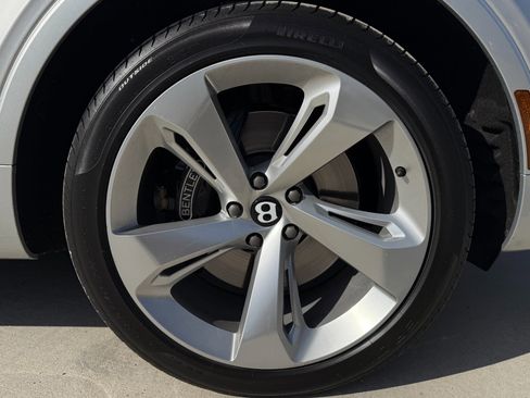 Used 2018 Bentley Bentayga image 44