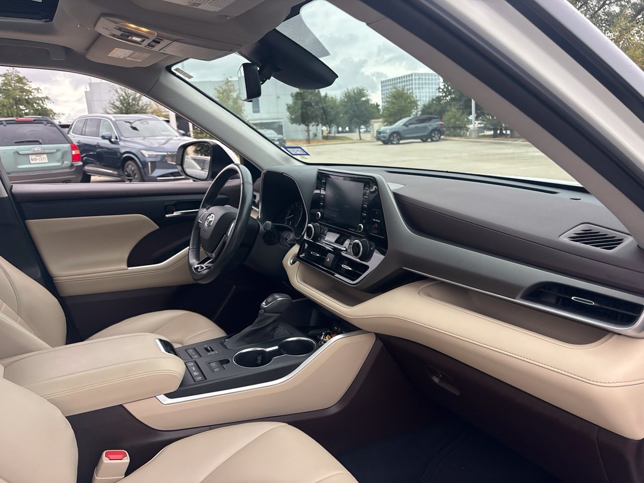 Used 2021 Toyota Highlander XLE AWD/4WD image 14