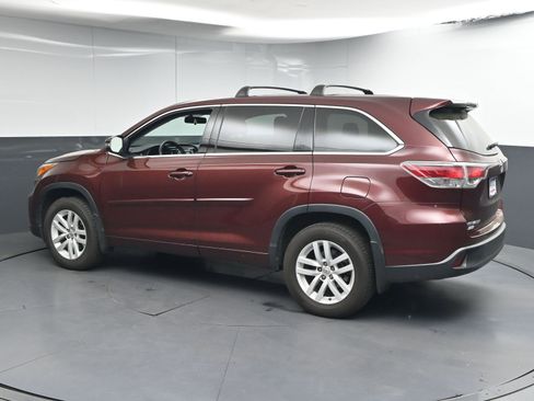 Used 2015 Toyota Highlander LE image 6