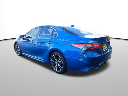 Used 2019 Toyota Camry L image 3
