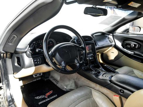 Used 2004 Chevrolet Corvette Coupe w/ Roof Package image 3