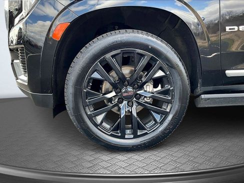 Used 2021 GMC Yukon XL Denali w/ Denali Premium Package image 10