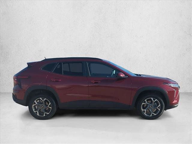 Used 2025 Chevrolet Trax LT FWD image 4
