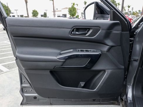 Used 2025 Nissan Pathfinder S image 14