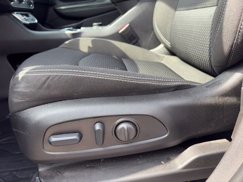 Used 2024 GMC Terrain SLE w/ Driver Convenience Package FWD image 12