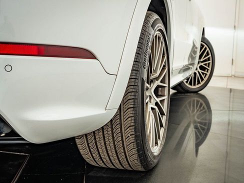 Certified 2023 Porsche Cayenne Platinum Edition image 45