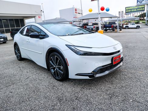 Used 2023 Toyota Prius XLE FWD image 5