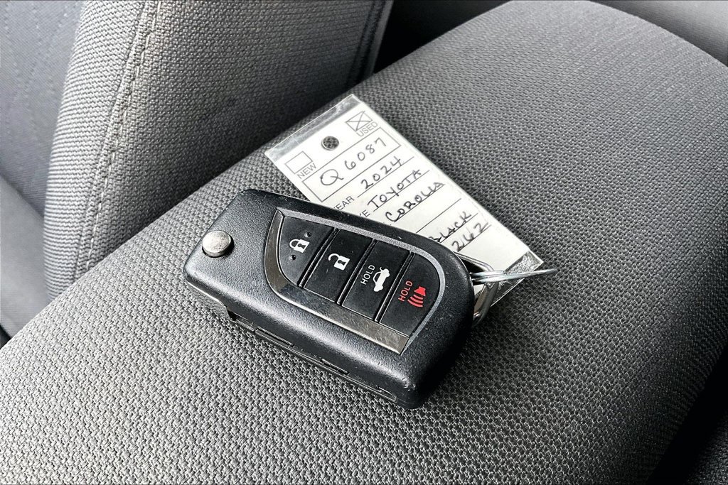 Used 2024 Toyota Corolla LE FWD image 11