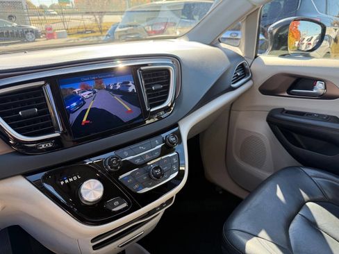 Used 2017 Chrysler Pacifica Touring-L image 15