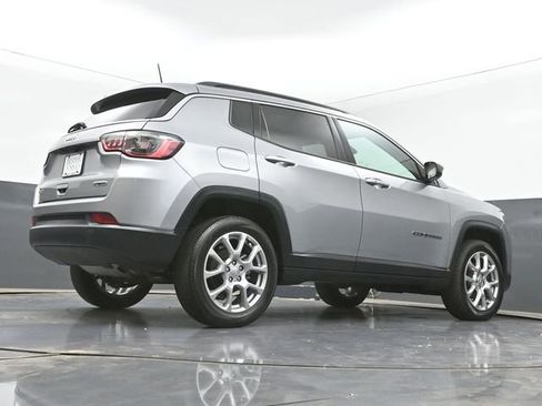 Used 2022 Jeep Compass Latitude w/ Sun and Sound Group AWD/4WD image 44