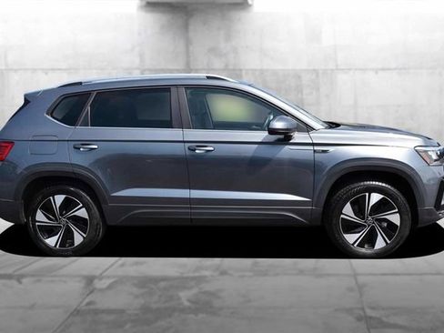 Used 2024 Volkswagen Taos SE w/ Panoramic Sunroof Package AWD/4WD image 5