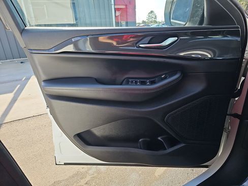 Used 2023 Jeep Grand Cherokee L Laredo image 31