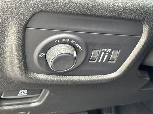 Used 2025 Jeep Grand Cherokee L Laredo RWD image 19