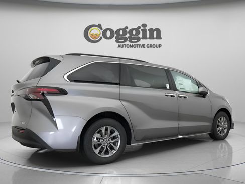 New 2026 Toyota Sienna XLE image 18