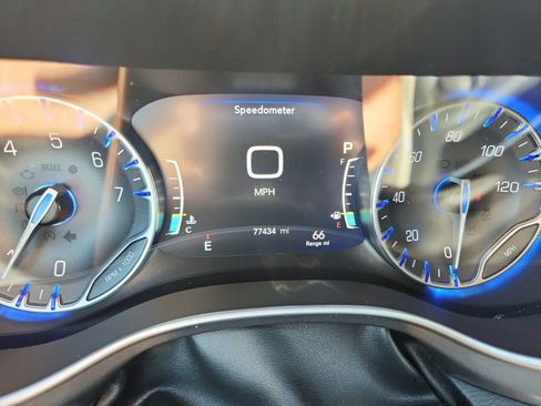 Used 2023 Chrysler Pacifica Touring-L FWD image 14