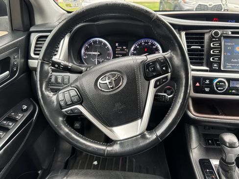 Used 2017 Toyota Highlander Limited Platinum FWD image 17
