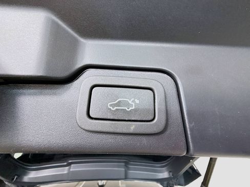 Used 2018 Land Rover Range Rover Evoque SE image 39