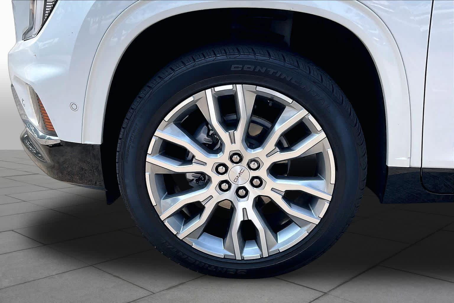 Used 2025 GMC Acadia Denali w/ Super Cruise Package FWD image 11