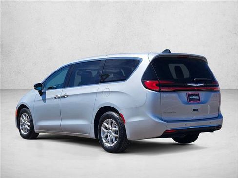 Used 2024 Chrysler Pacifica Touring-L FWD image 8
