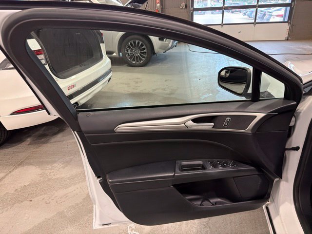 Used 2018 Ford Fusion SE w/ Fusion SE Technology Package FWD image 18