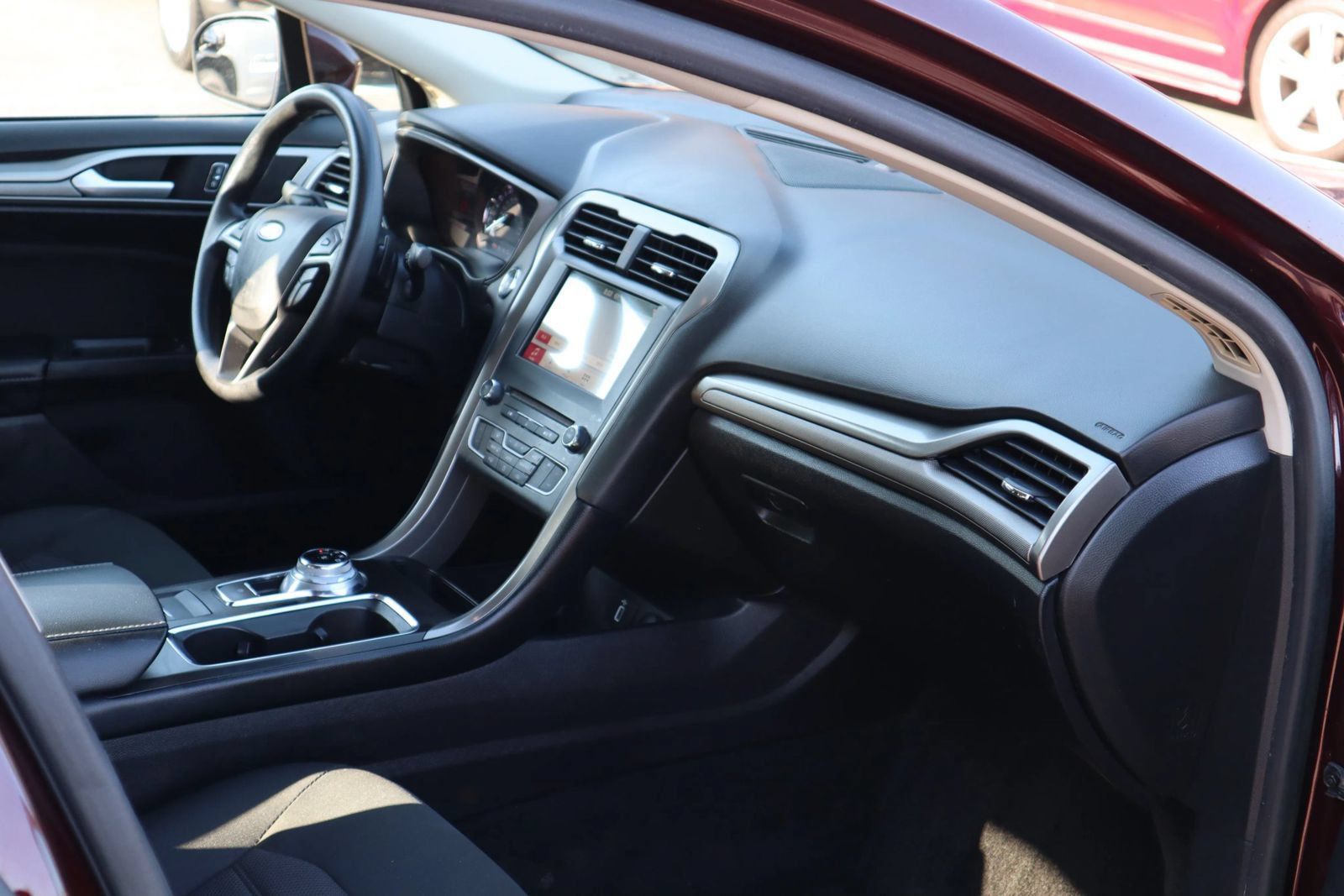 Used 2018 Ford Fusion SE w/ Fusion SE Technology Package FWD image 15
