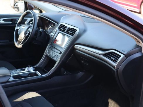 Used 2018 Ford Fusion SE w/ Fusion SE Technology Package FWD image 15
