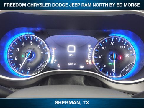 Used 2023 Chrysler Pacifica Touring-L FWD image 10