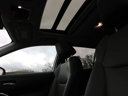 Used 2022 Toyota Corolla Cross XLE w/ Convenience Package image 21