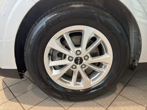 Used 2023 Kia Carnival LX FWD image 9