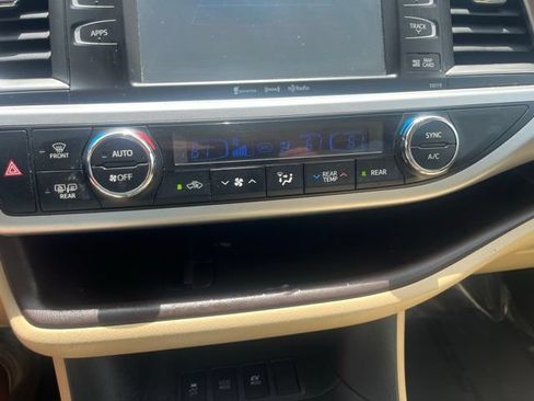Used 2018 Toyota Highlander XLE AWD/4WD image 25