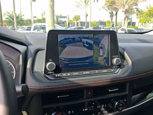 Used 2025 Nissan Rogue SV AWD/4WD image 23